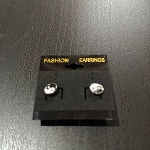 NWOT pair of earrings black & white on silver tone post